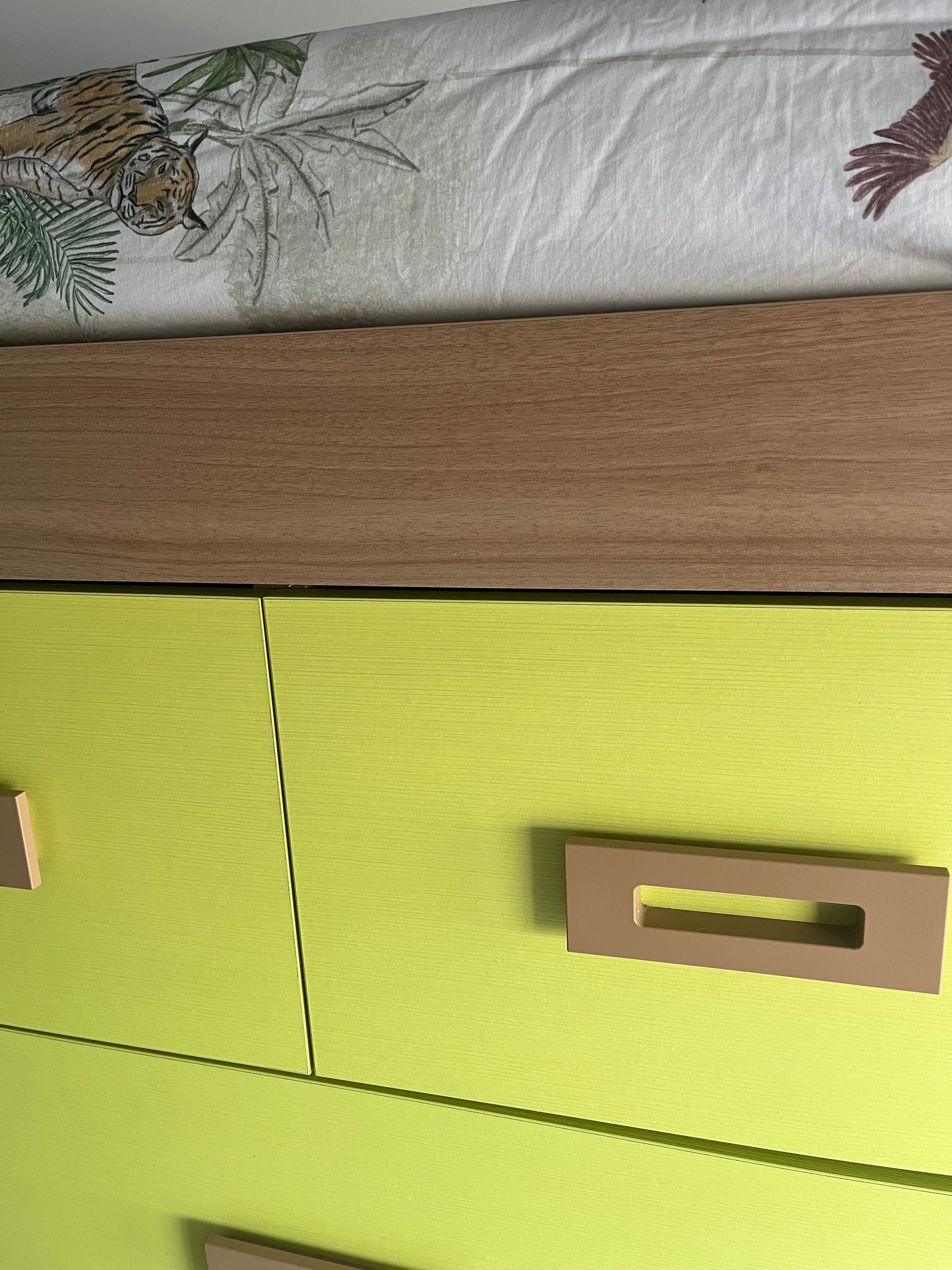 Cama e secretária