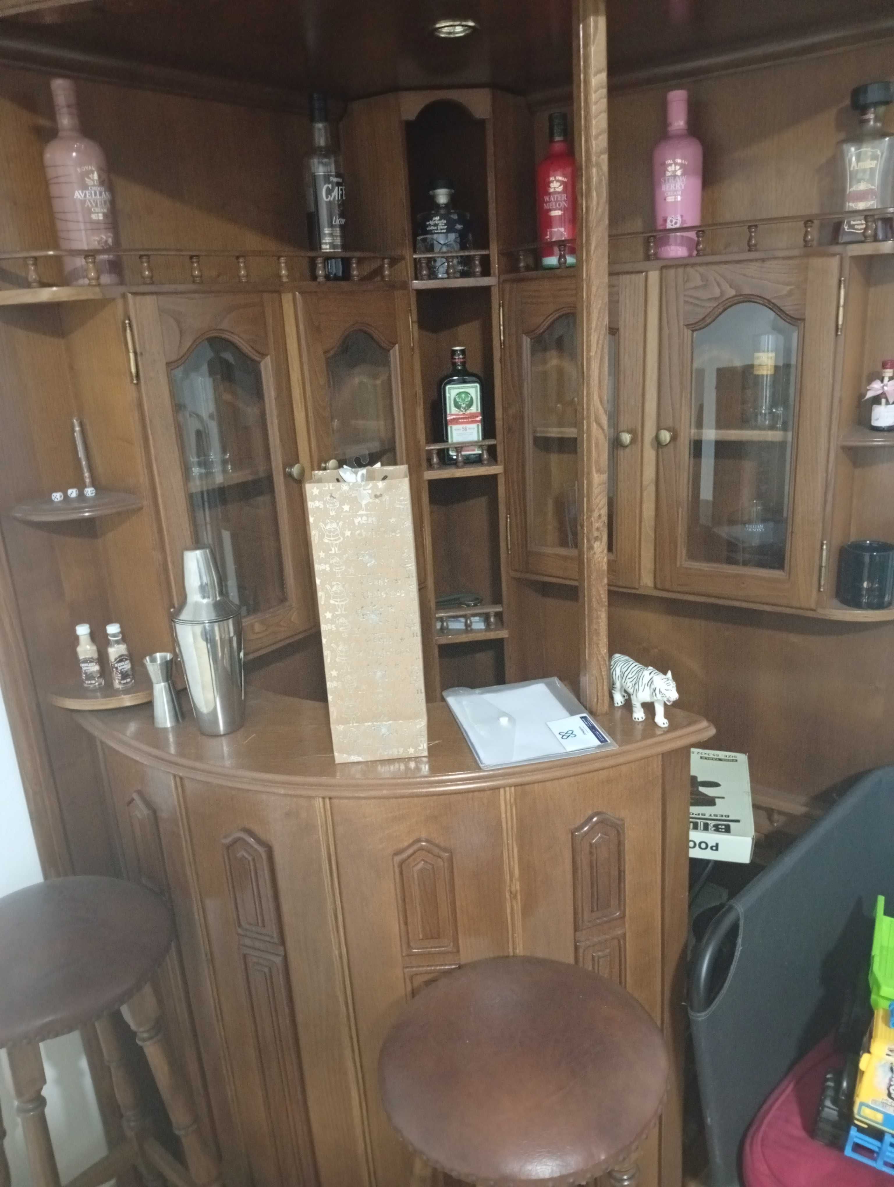 Bar de sala em bom estado