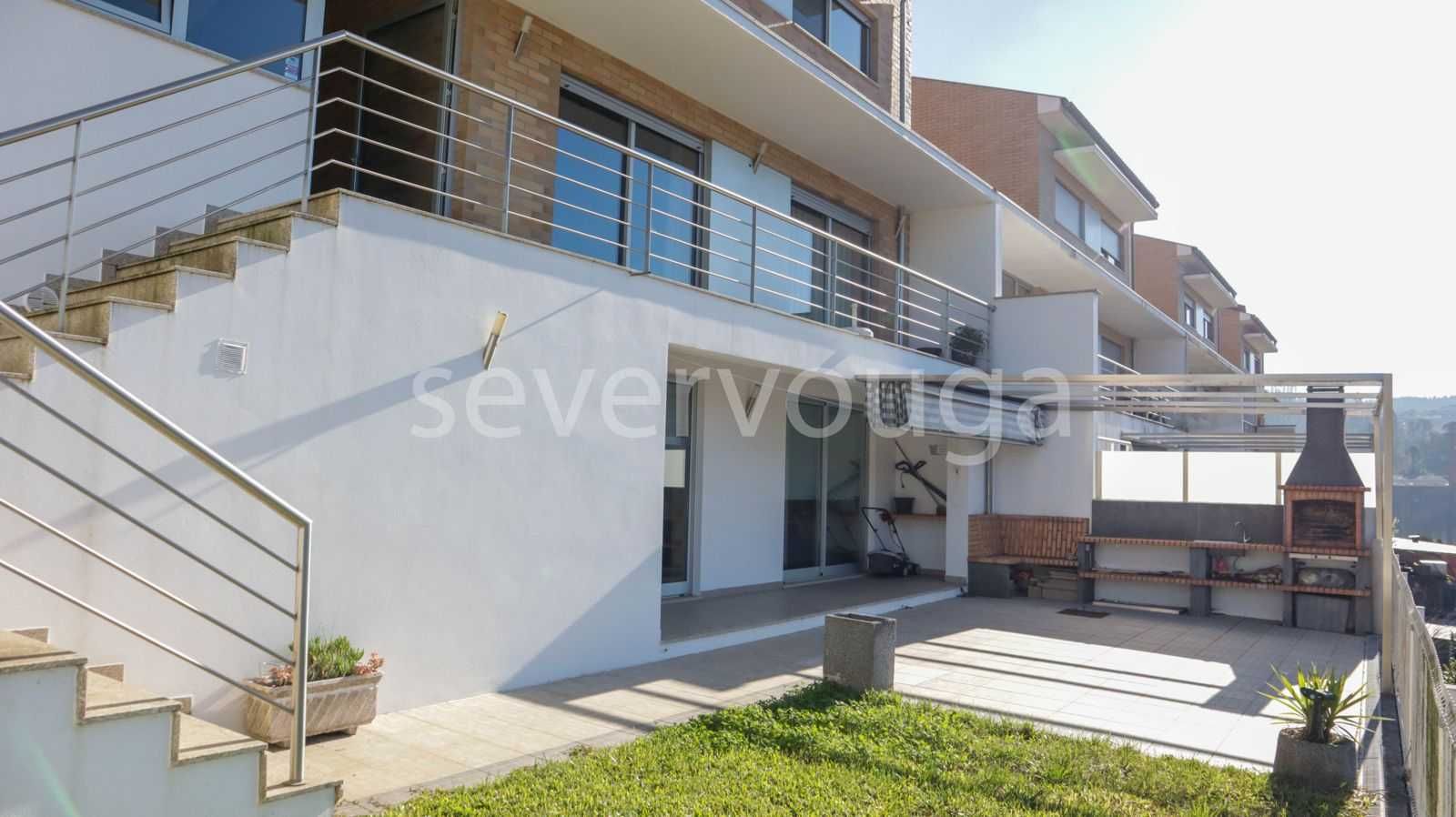 Moradia T3 em Sever do Vouga com garagem dupla e salão para festas.