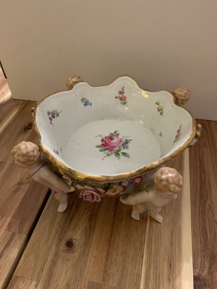 Conjunto de centro de mesa e 2 castiçais em porcelana de origem alemã