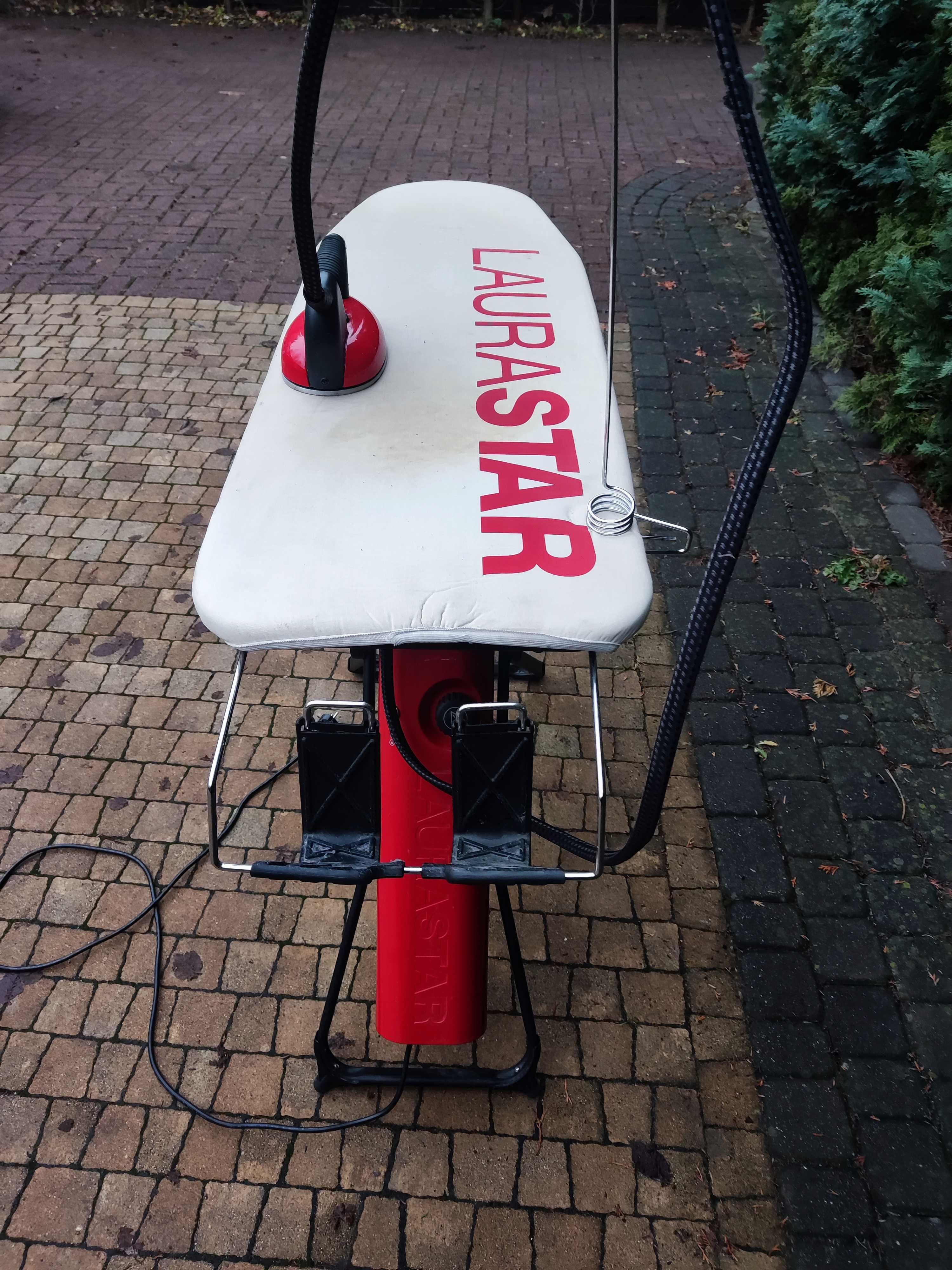 Stacja parowa Laurastar, deska do prasowania.