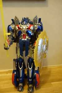 Optimus Prime zmieniający w ciężarówkę