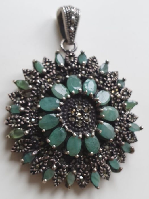 Pendente em prata, marcasites e esmeraldas