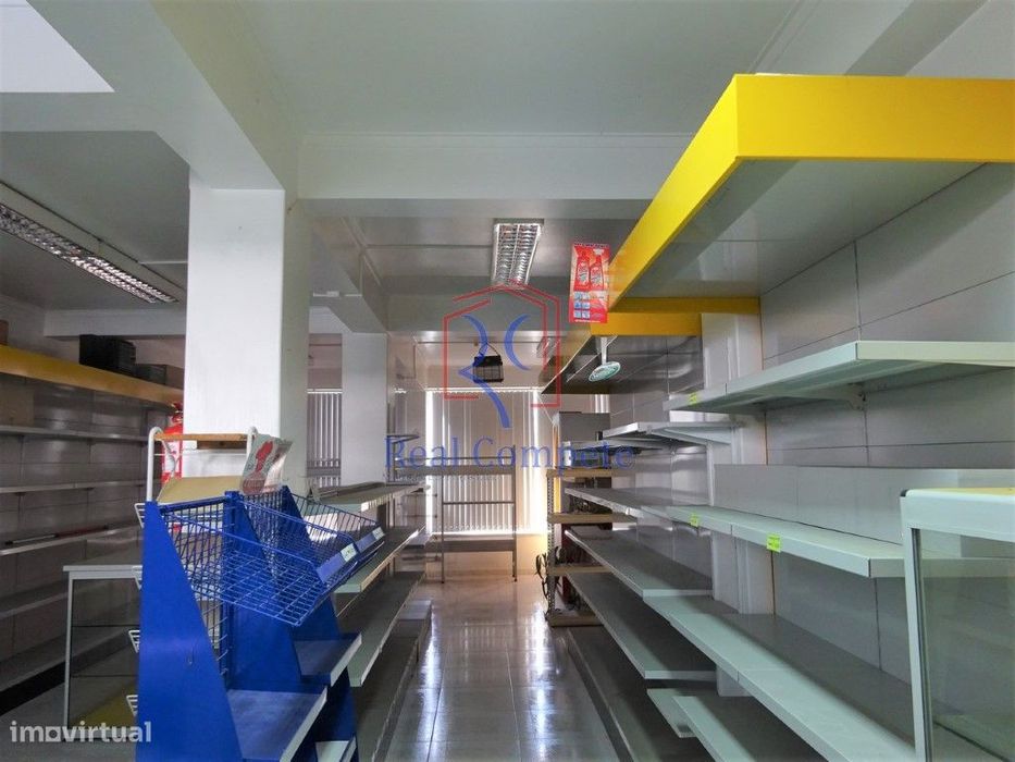 Loja com 134m2 no Funchalinho, Caparica, Almada