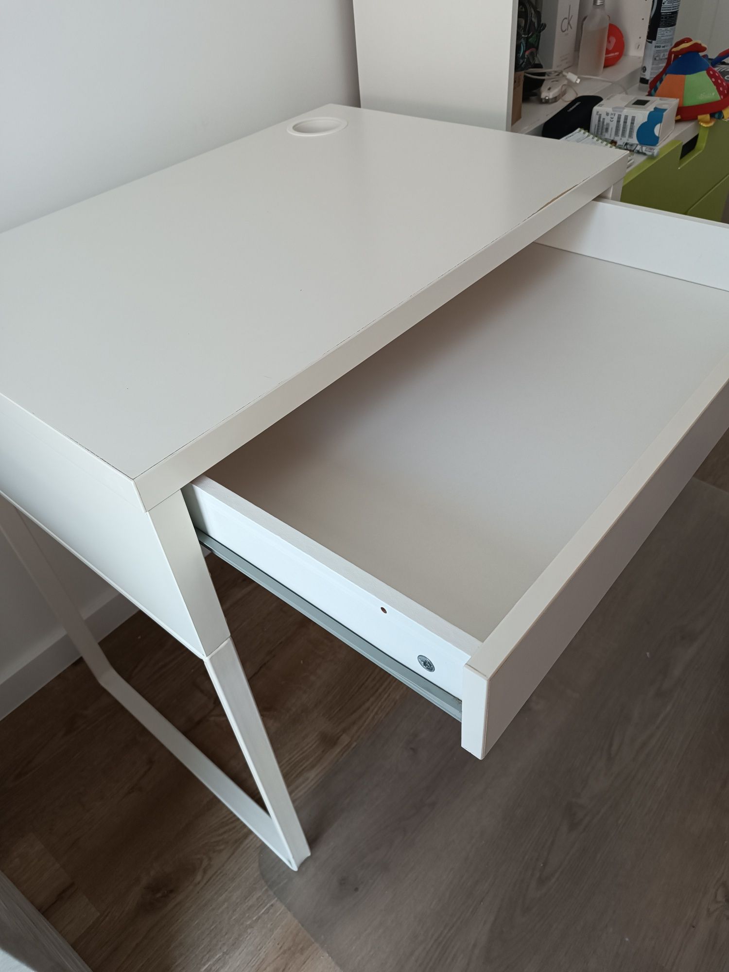 Secretaria branca (IKEA - MICKE) + separador para arrumação