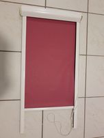 Roletka wewnętrzna w kasetce z prowadnicami na okno