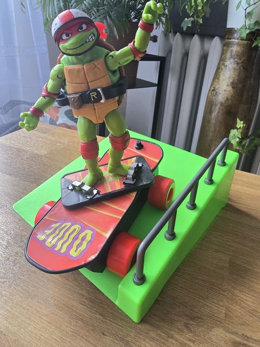 Żółw ninja z deskorolka i  rampą