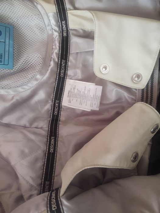 DESCENTE зимова жіноча куртка розмір L.