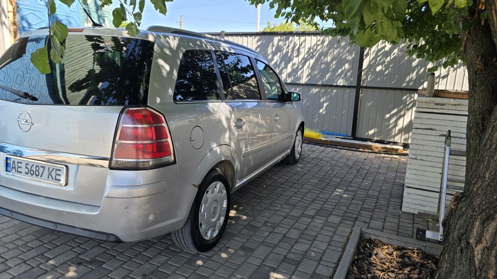 Opel Zafira B 1.9 CDTI Економна та простора сімейна

2

Машина