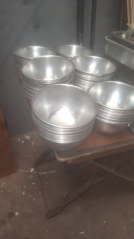 Vendo travessas, tabuleiros e tijelas