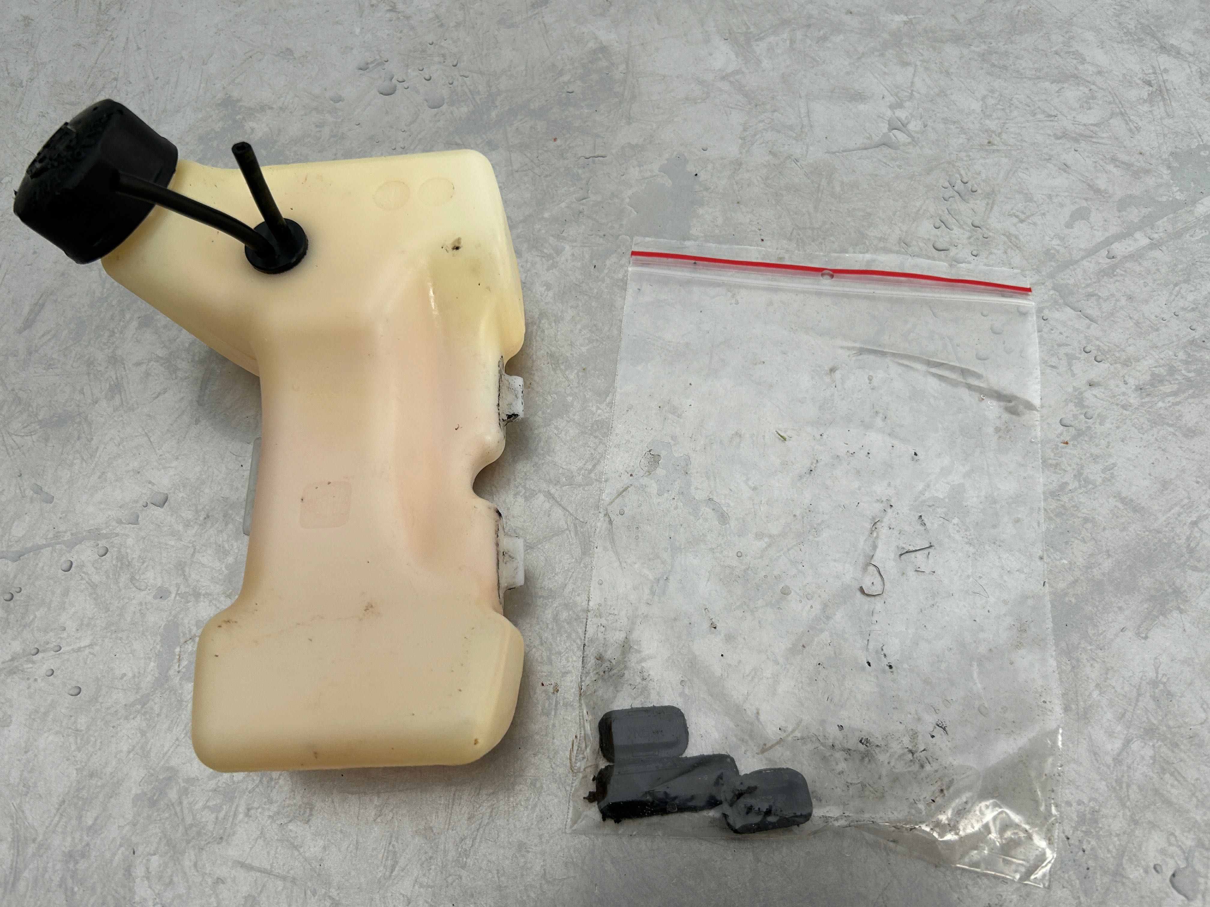 zbiornik paliwa BAK Makita EM2600U ER2600L LT27 Dolmar MS-27C (412)