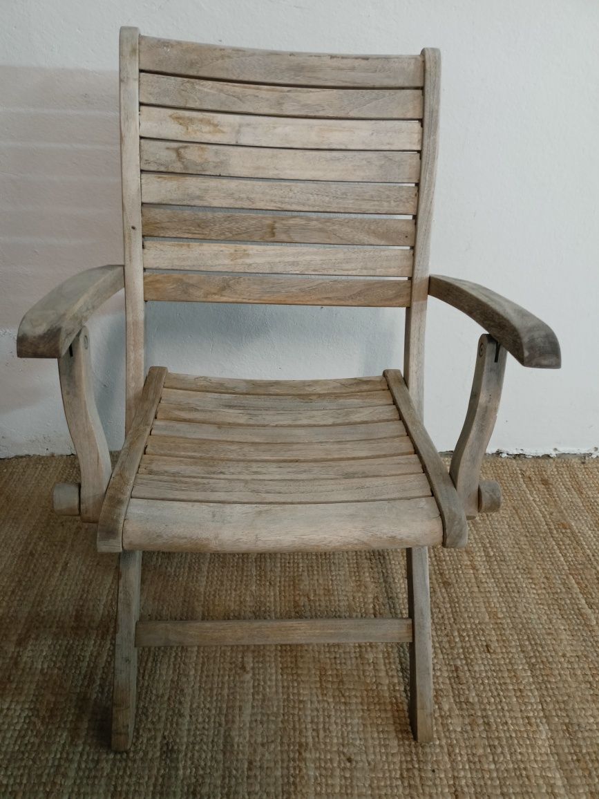 Krzesło ogrodowe z drewna tekowego.