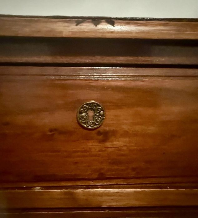 Cómoda de madeira antiga