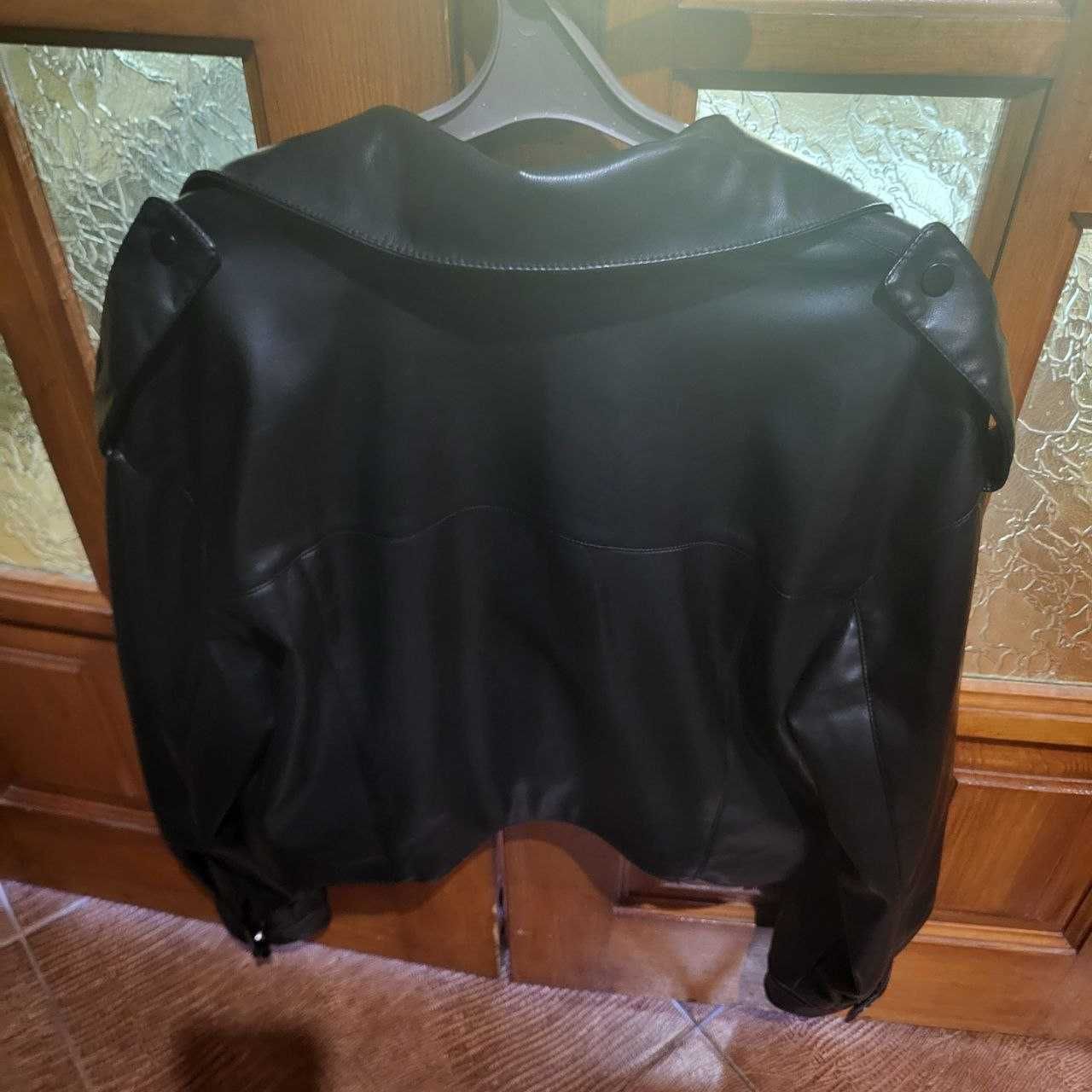 Продам жіночу укорочену кожанку розмір XL 42 з New Roker