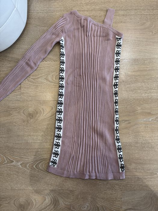 Платье с отркытым плечом River Island