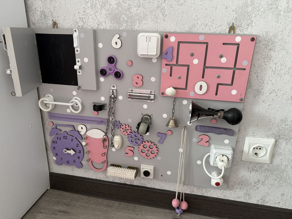 Бізіборд рожевий для діток