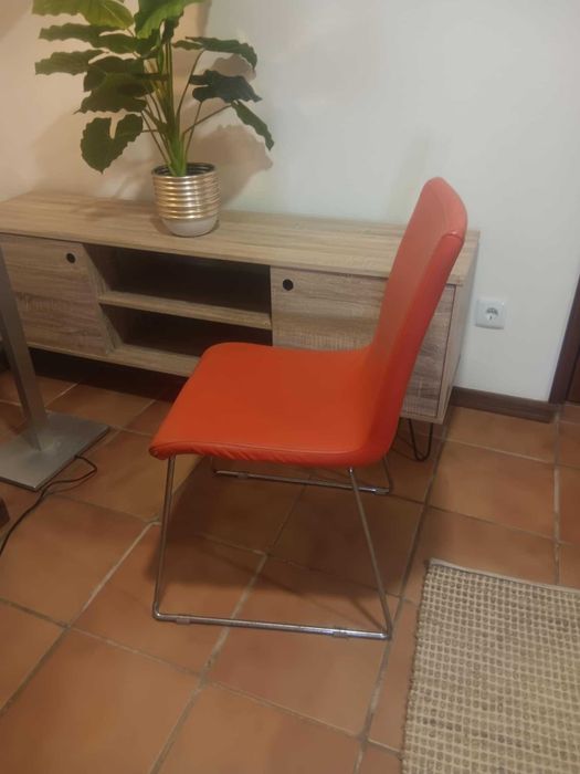 Três cadeiras de sala/ cozinha