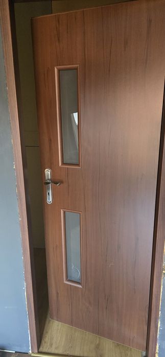 Drzwi wewnętrzne prawe 1 sztuka z futrynami i klamkami