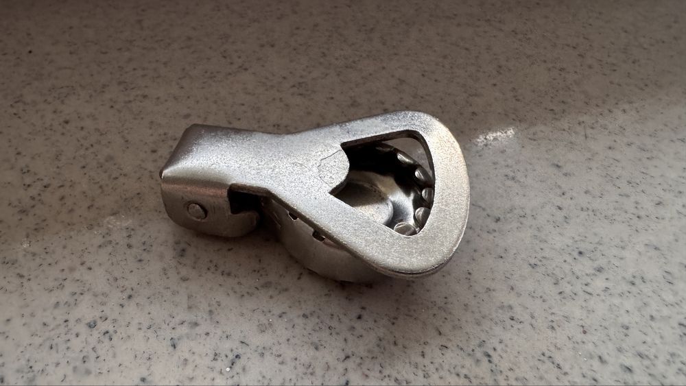 Metalowy otwieracz zatyczka zamykacz do butelek kapsli PRL