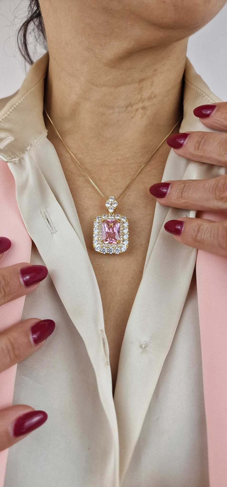 Colar Luxuoso com Pedra Rosa: Elegância e Brilho