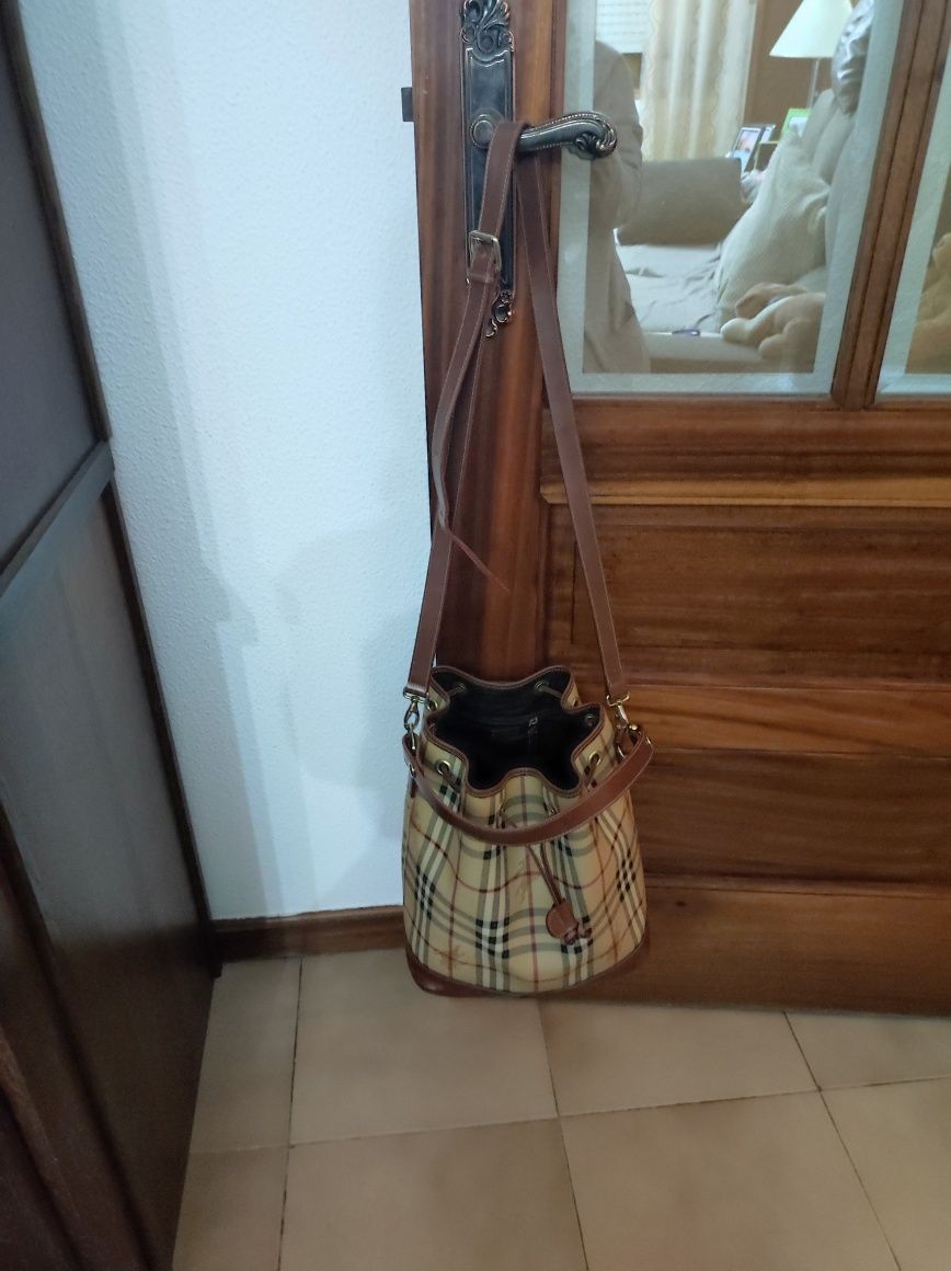 Mala Burberry linda e boa