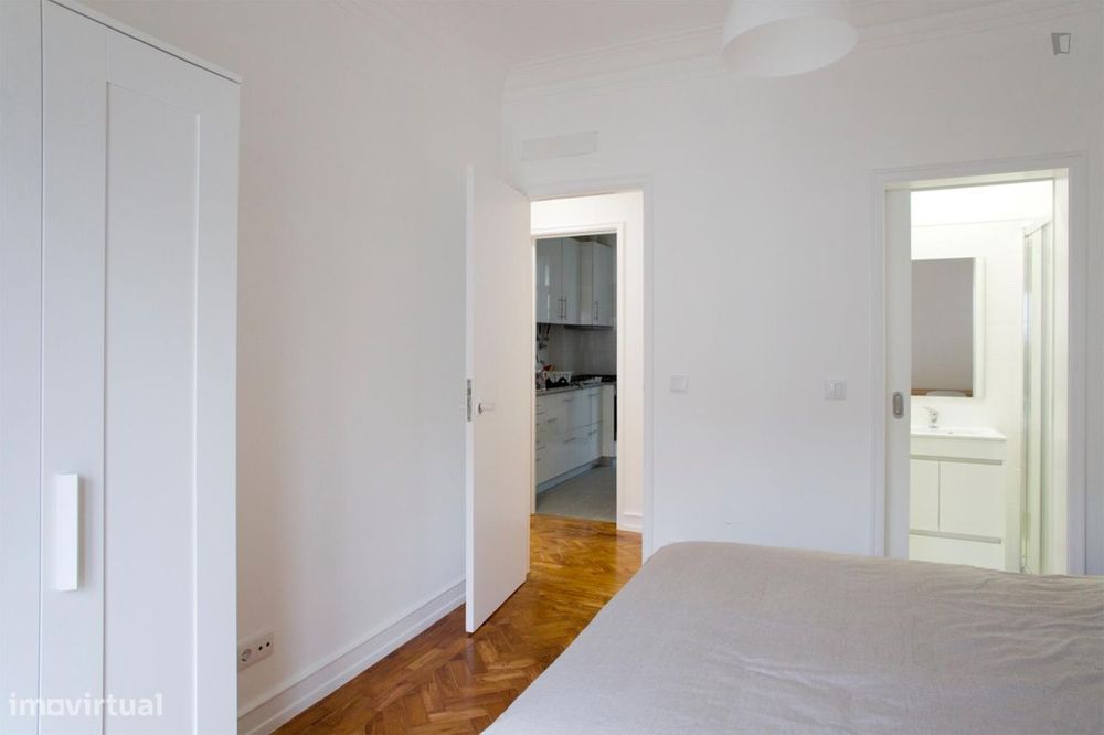 95201 - Quarto com cama de casal, com casa de...