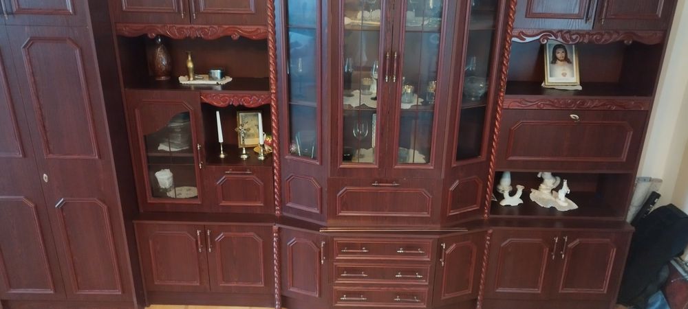 Meblościanka z koroną