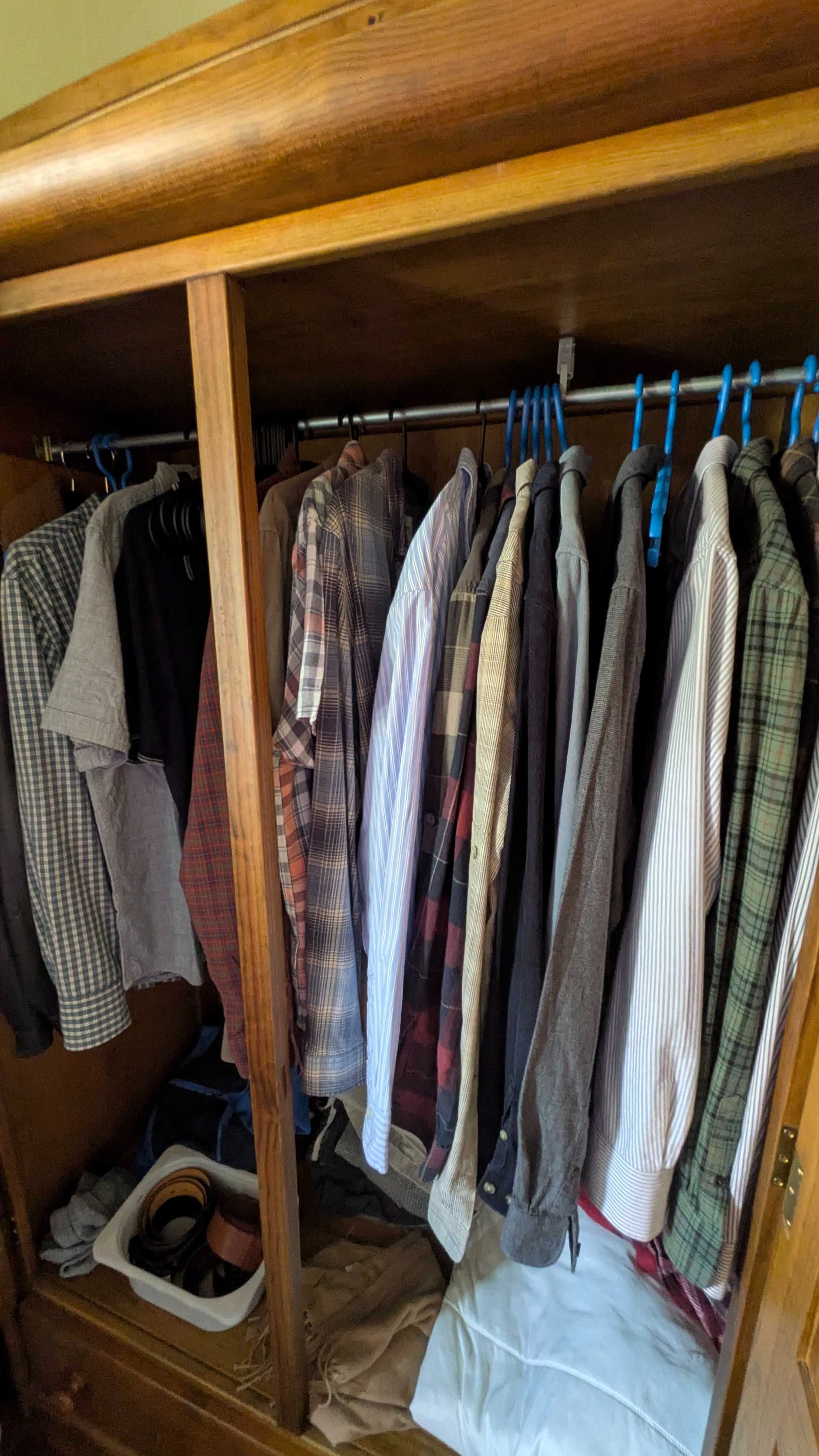 Roupeiro elegante em cerejeira maciça