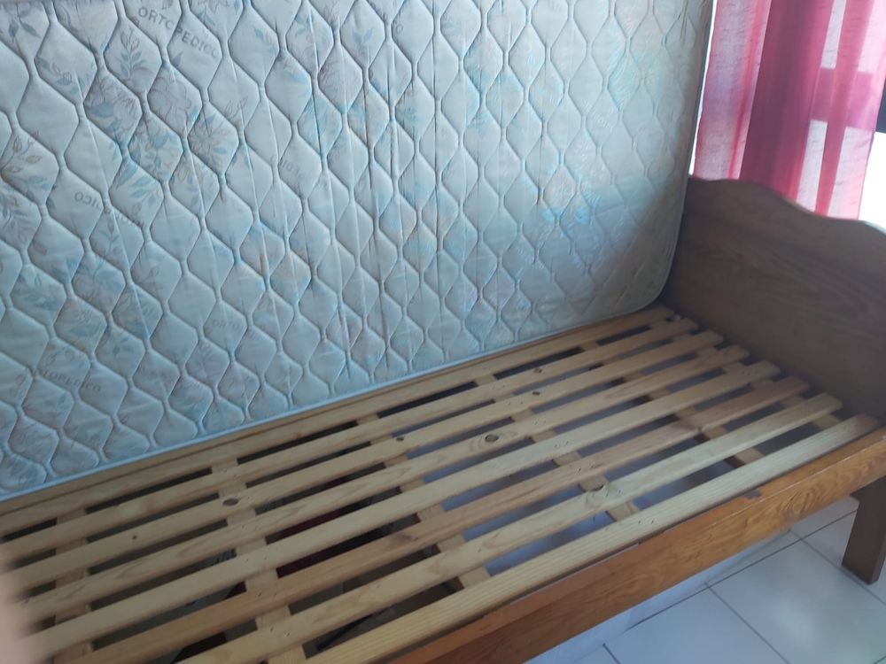 Cama de solteiro em bom estado