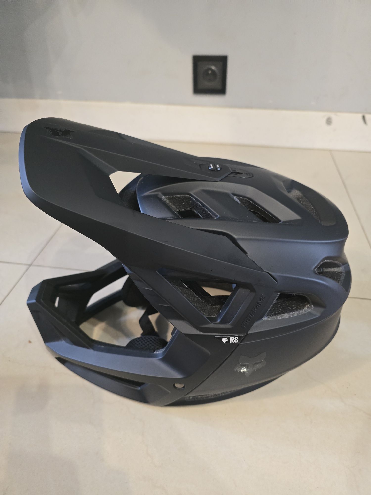 Witam do sprzedania posiadam Nowy Kask FOX