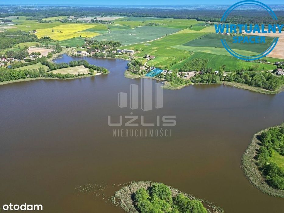 Dom nad jeziorem z linią brzegową