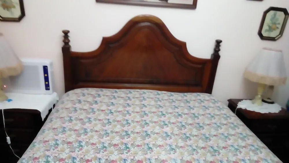Cama de casal em mogno