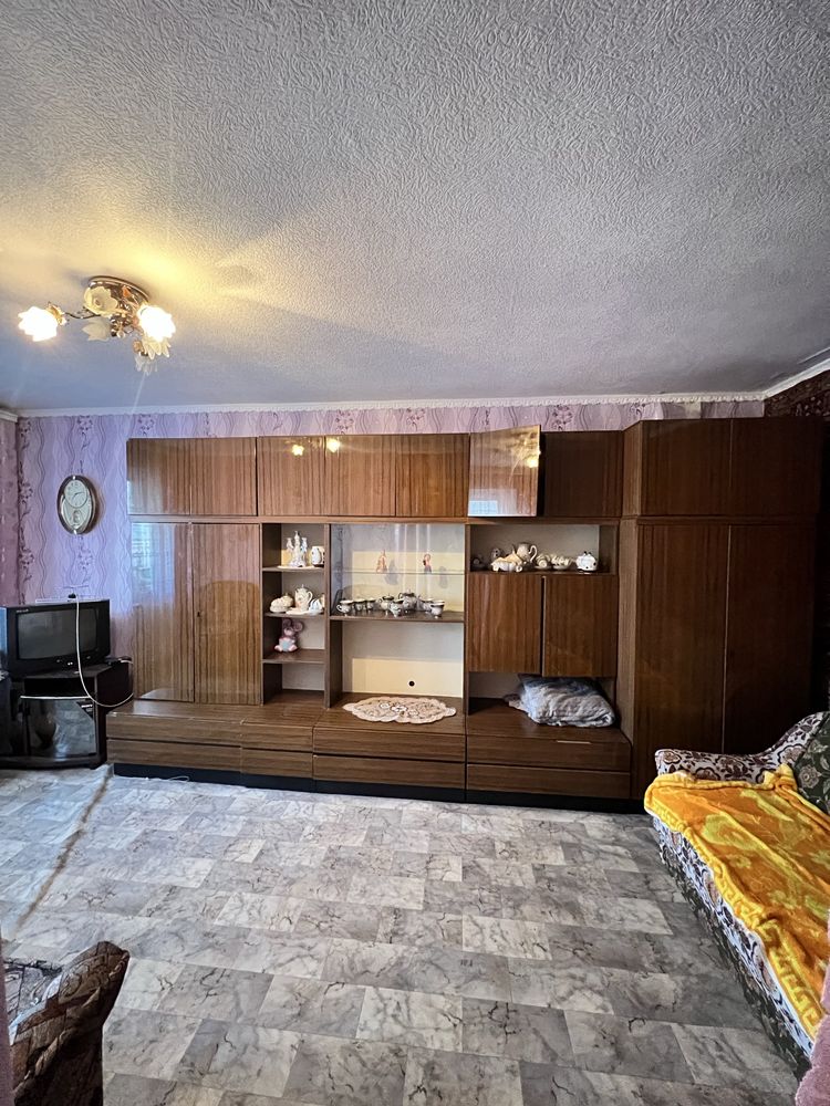 В Продажу 1 к к на Колодязній в житловому  стані