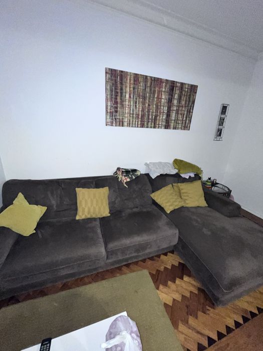 sofá L castanho grande