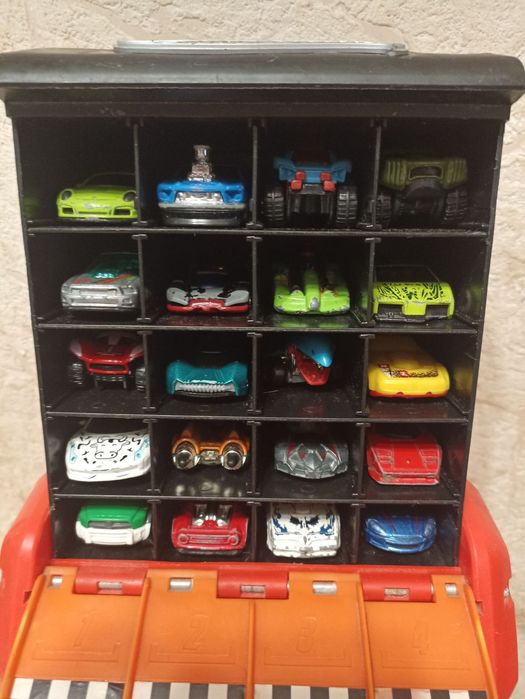 Продам качественный гараж hot wheels без машин. Можно небольшой торг!