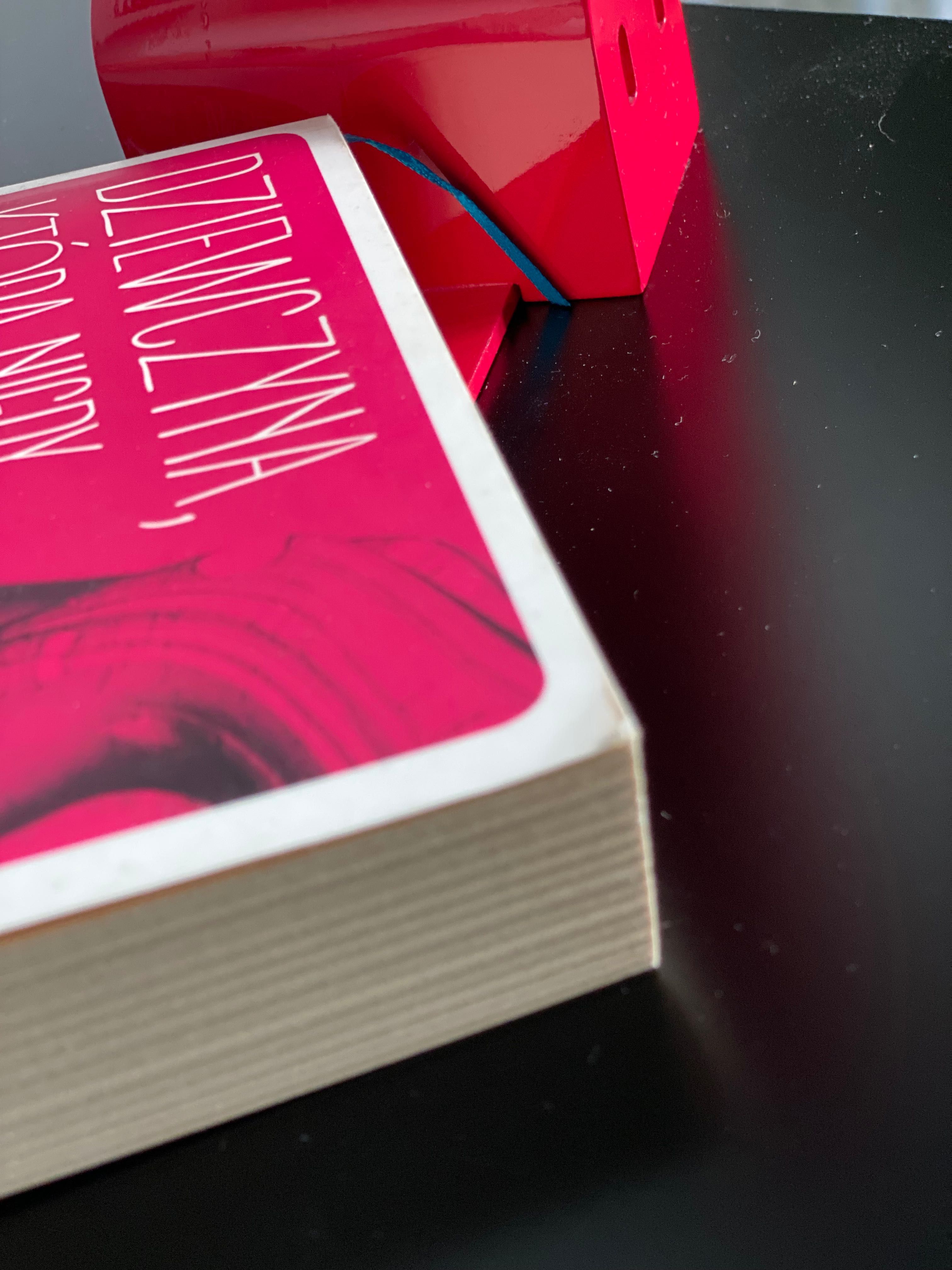 Zabawna i wnikliwa „Dziewczyna, którą nigdy nie byłam” Caitlin Moran