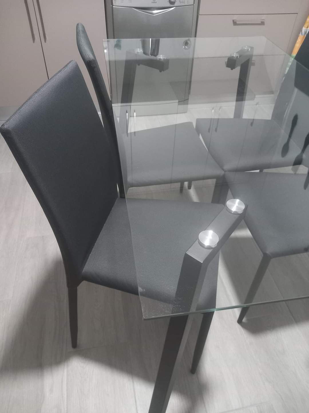 Mesa e cadeiras novas