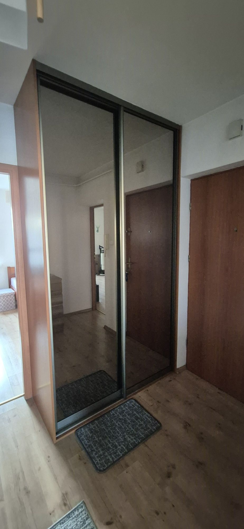 Sprzedam szafę przesuwną.