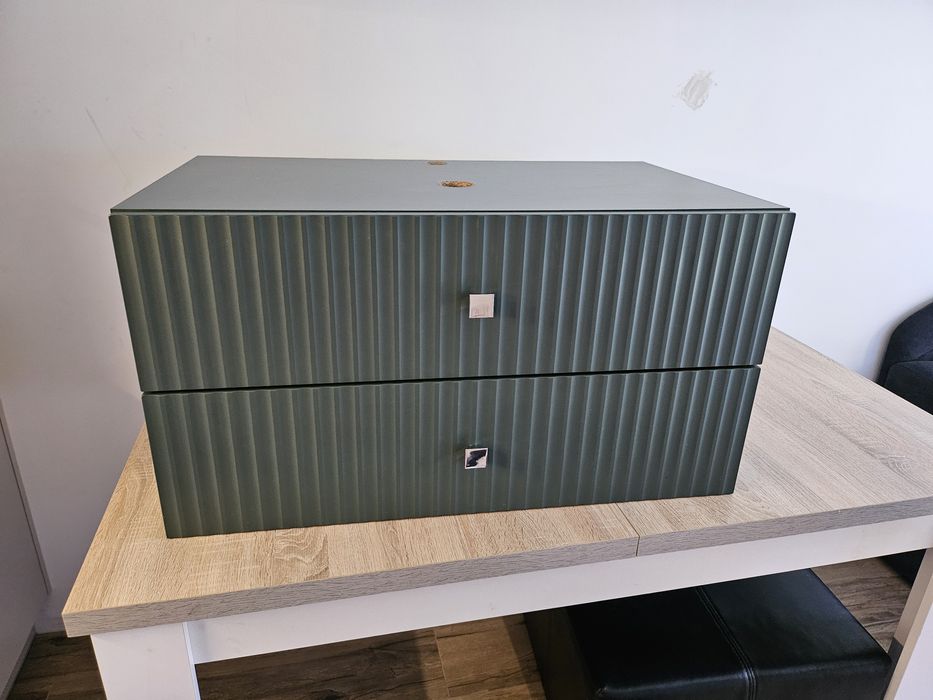 Szmaragdowa ryflowana szafka łazienkowa pod umywalkę