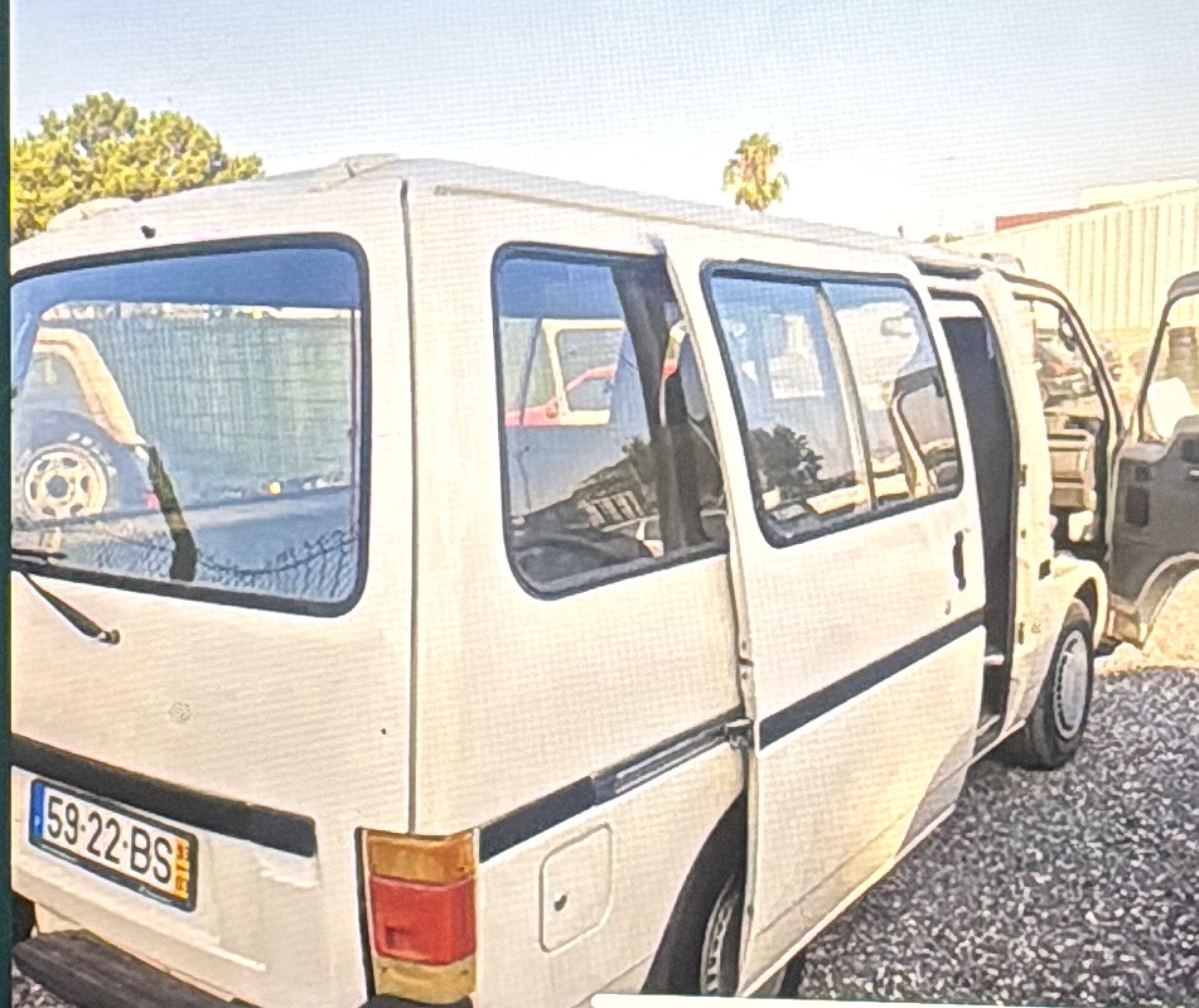 Carrinha isuzu  creme