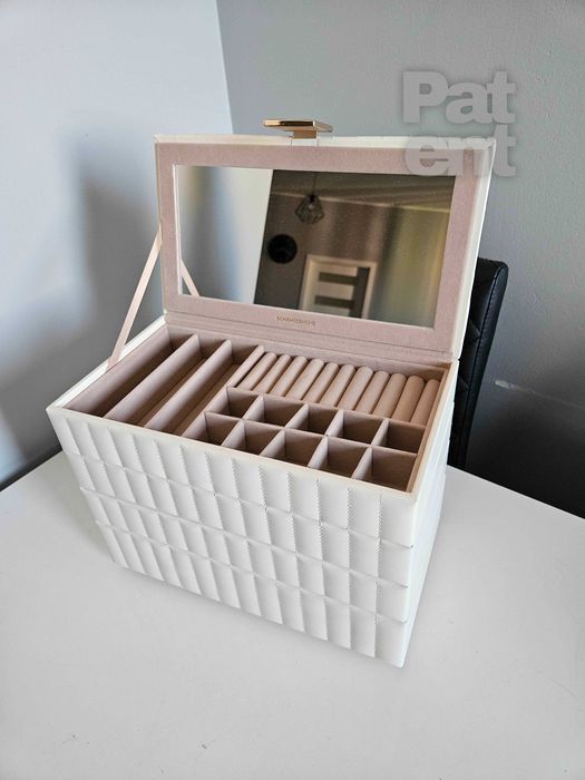 Duża biała pikowana szkatułka na biżuterię 4 poziomy z lusterkiem