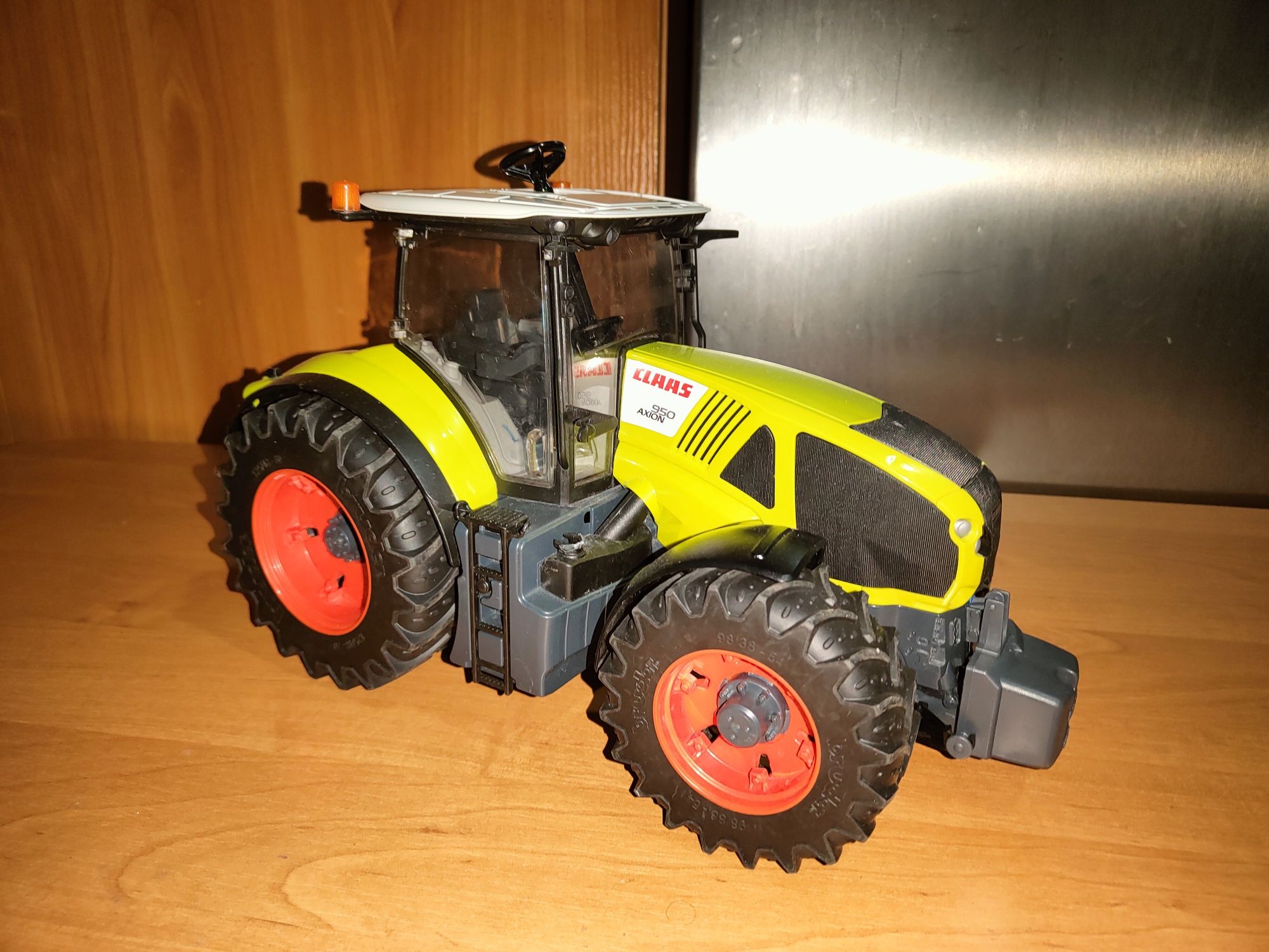 Bruder ciągnik Claas Axion 950