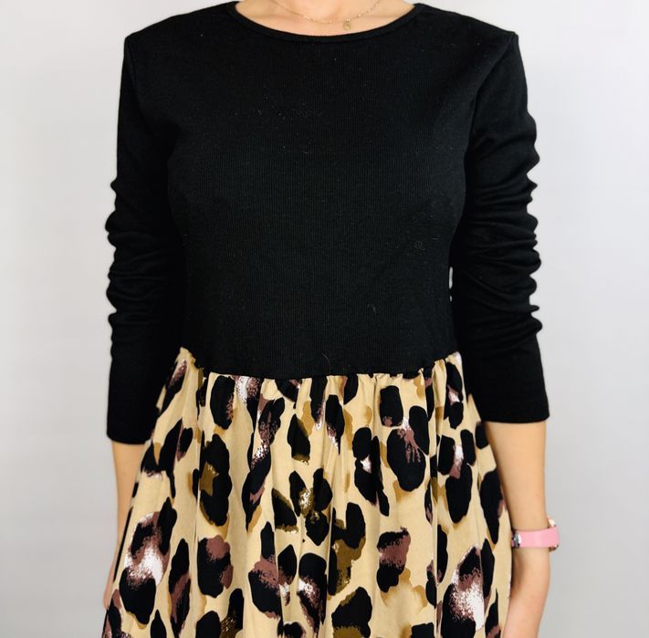 Czarna sukienka z dzianinową górą i rozkloszowanym dołem w panterkę