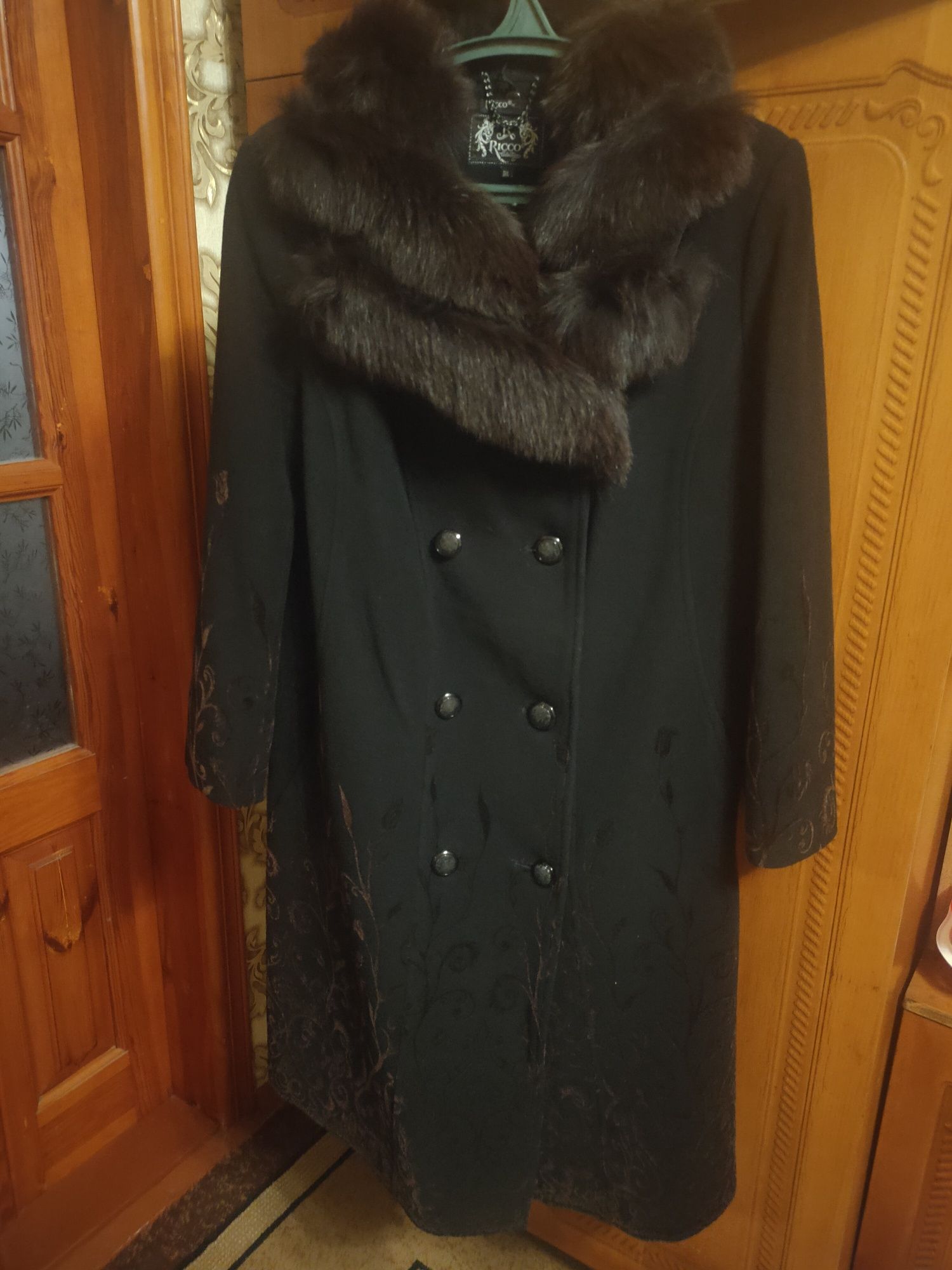 Зимове чорне пальто