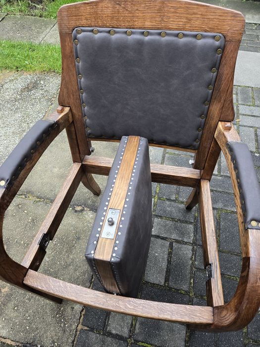 Stary fotel fryzjerski z początku XX wieku po renowacji
