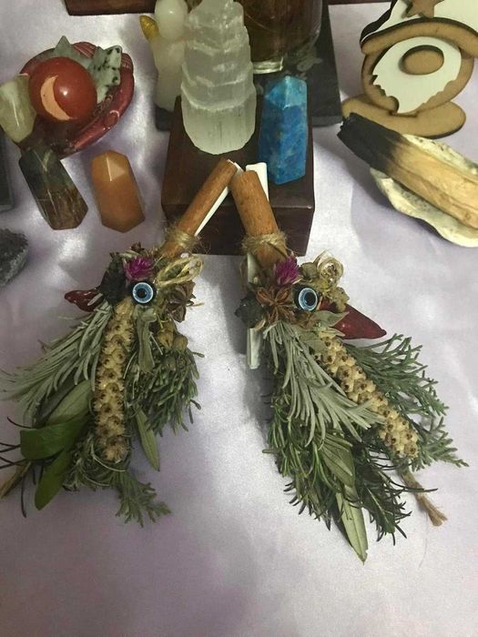 Vassoura e Tochas Artesanais com Ervas