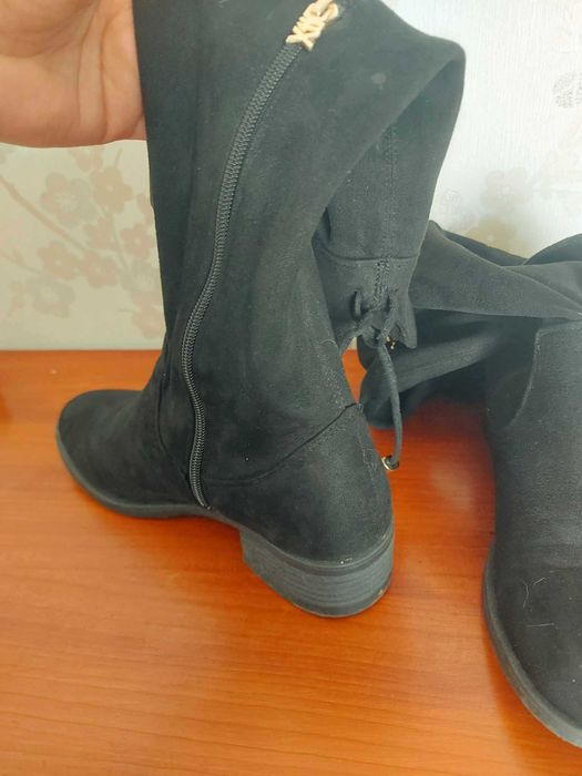 Botas pretas cano médio