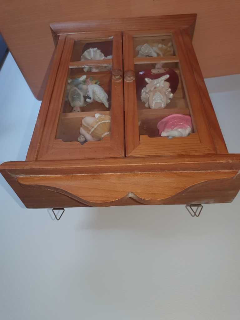 Vitrine de madeira com 2 portas de vidro, com 5 bailarinas e anjinho