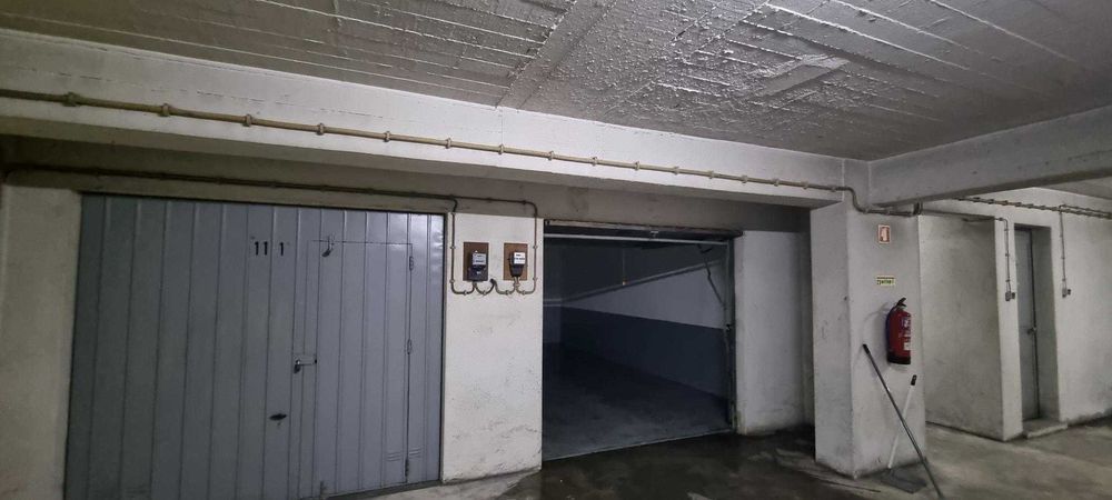 Alugo Box na Rua João de Barros nº 12, Cv - Oeiras