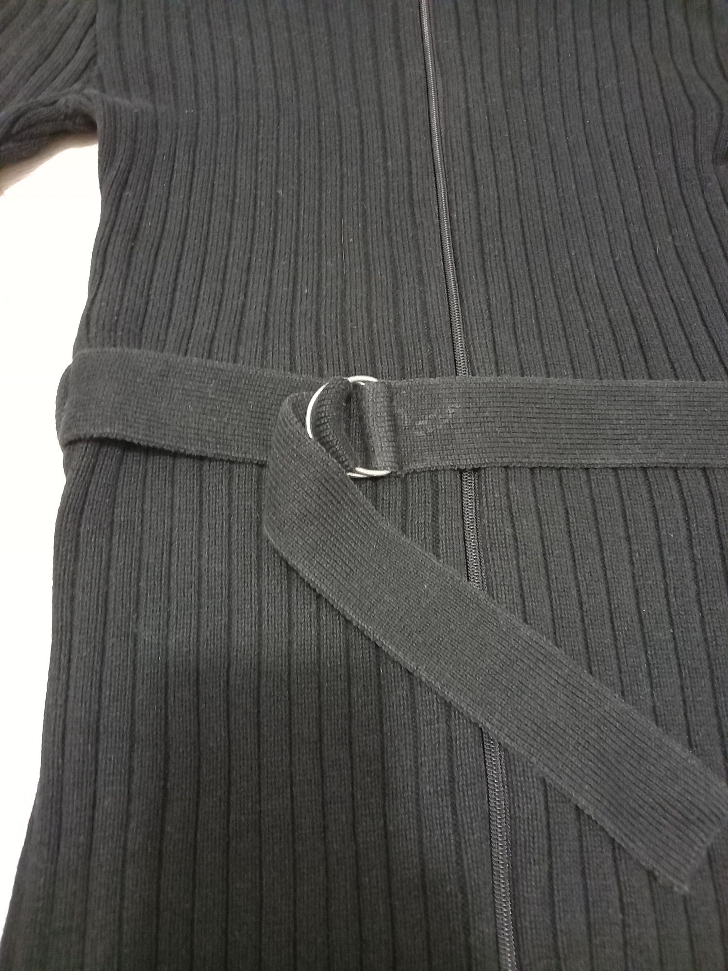 Długi czarny sweter golf zapinany na zamek z paskiem.